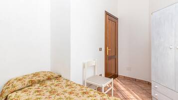 3 bedrooms, iron/ironing board, bed sheets