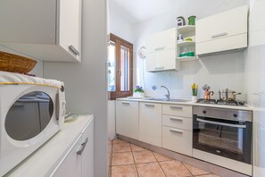 Fridge, microwave, oven, stovetop - Piazzetta Villa La Vigna 30m From The Sea (Loiri Porto San Paolo)