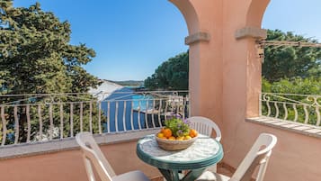 Family House, 3 Bedrooms, 2 Bathrooms (Piazzetta Villa La Vigna 30m From The) | Balcony