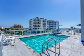 Piscine chauffée, parasols de plage
