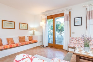 Appartement familial, plusieurs chambres, 2 salles de bains (Piazzetta Villa Roxy 10m From) | Aire de séjour | Téléviseur de 21 po avec télévision par câble