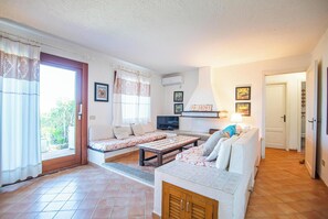 Perhehuoneisto, useita makuuhuoneita, 2 kylpyhuonetta (Piazzetta Villa Roxy 10m From) | Oleskelualue | 21–tuumainen televisio, jossa kaapelikanavat