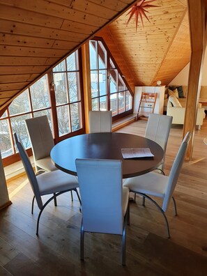 Dining - Bergtraum holiday home - At 955 m above sea level, the clouds are very close and the slopes are in front of the door (Oberwiesenthal)