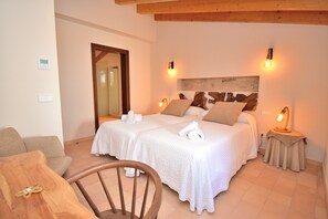 6 bedrooms, iron/ironing board, free WiFi, bed sheets