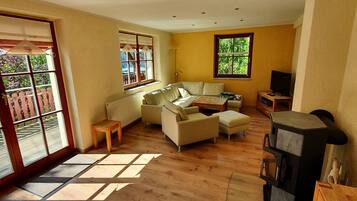 Smart TV, fireplace, DVD player