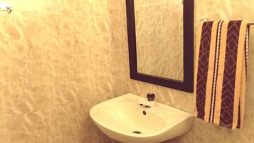 Douche, serviettes fournies, savon, papier toilette