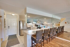 Frigorifero, microonde, piano cottura, lavastoviglie