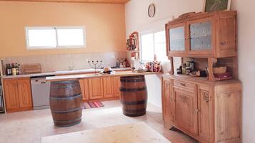 Een koelkast, een magnetron, een kookplaat, een vaatwasser