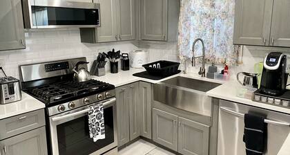 2 Bedroom & 5 Beds ★★FREE Driveway Parking★★ near NYC, EWR, Cruise Port