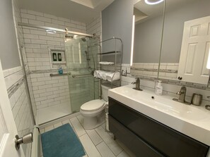 Douche, sèche-cheveux, serviettes fournies, savon