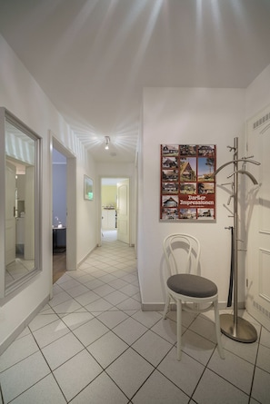 Interior - Vacation apartment for up to 4 people, quiet location, WLAN, south-facing terrace, pets, washing machine (Ostseebad Prerow)