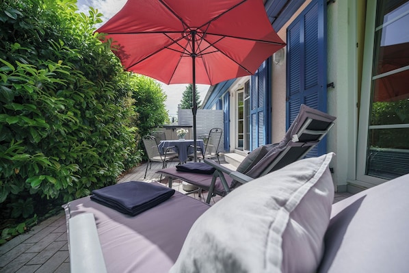 Terrace/patio - Vacation apartment for up to 4 people, quiet location, WLAN, south-facing terrace, pets, washing machine (Ostseebad Prerow)