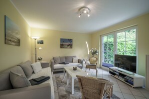 TV, stereo - Vacation apartment for up to 4 people, quiet location, WLAN, south-facing terrace, pets, washing machine (Ostseebad Prerow)