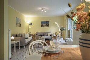 TV, stereo - Vacation apartment for up to 4 people, quiet location, WLAN, south-facing terrace, pets, washing machine (Ostseebad Prerow)