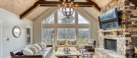 Smart TV, lareira, pebolim, mesa de pingue-pongue