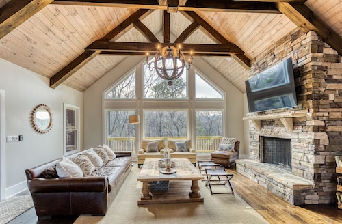 Upscale Big Canoe w/ Mountain View & hot tub. close to Wildcat amenities 