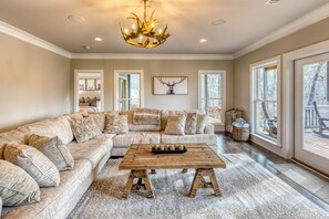 TV connectée, cheminée, baby-foot, table de tennis de table