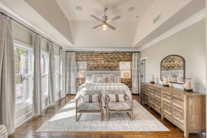 4 bedrooms, desk, iron/ironing board, travel crib