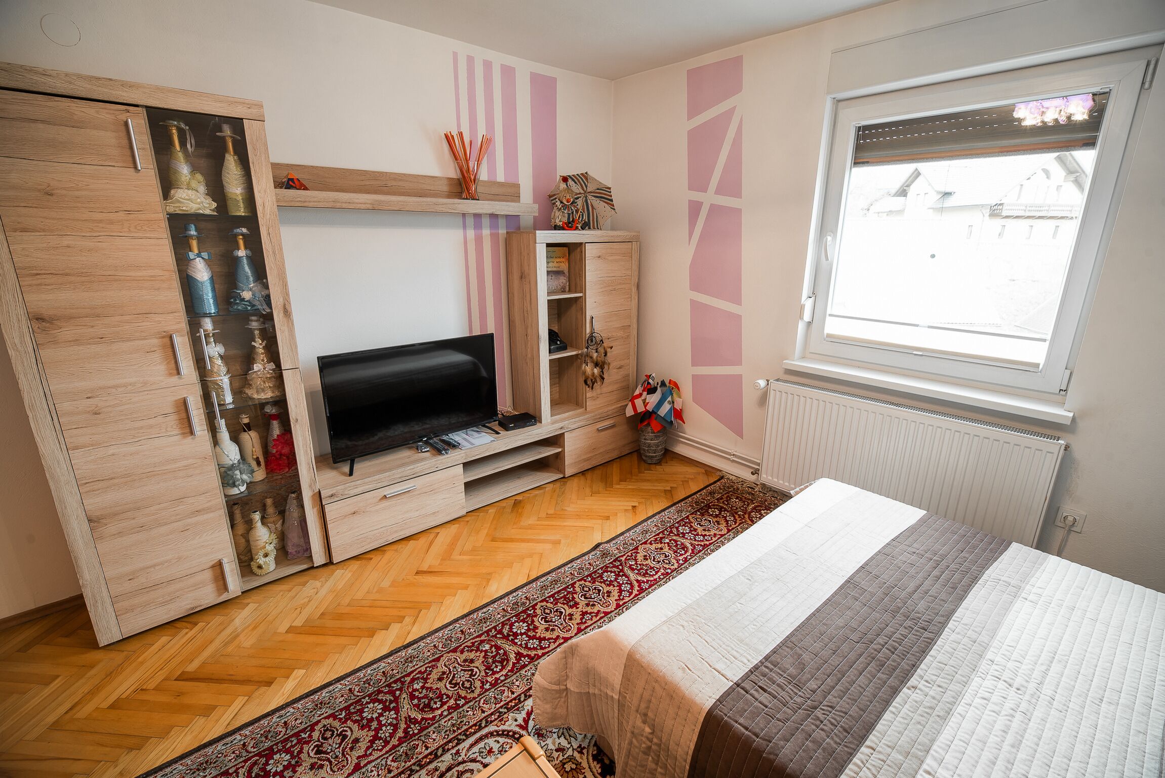 2 bedrooms, cribs/infant beds