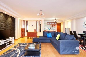 エグゼクティブ アパートメント | リビング エリア | 24 インチのスマートテレビ (デジタル放送視聴可)、テレビ