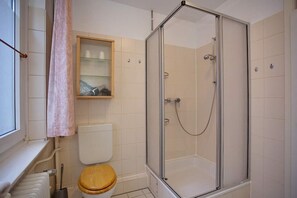 Dusche, Haartrockner, Handtücher, Seife