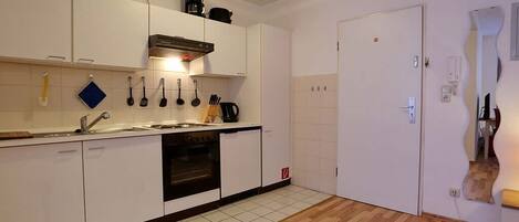 Réfrigérateur, un four, surface de cuisson, cafetiÚre-théiÚre