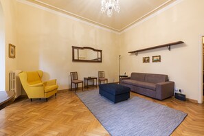 Deluxe-Apartment | Wohnbereich | 40-Zoll-Flachbildfernseher mit Digitalempfang, Fernseher