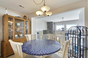 Dining - 3 bedroom luxury  townhouse with free WiFi and gorgeous views of the bay, located right in the bay downtown and just three blocks to the beach! (Ocean City)