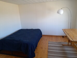 3 bedrooms, desk, WiFi, bed sheets