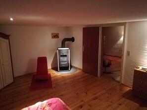 3 bedrooms, desk, WiFi, bed sheets
