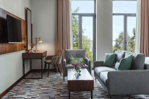 Deluxe Twin Room | 1 bedroom, minibar, in-room safe, desk