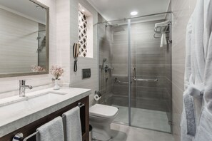 Dusj, regndusjhode, toalettartikler (inkludert) og hårføner