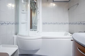 Een bad, een haardroger, handdoeken, zeep