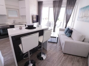 Appartement Confort, 2 chambres, terrasse | Aire de séjour | Téléviseur à écran plat de 45 po avec télévision par satellite