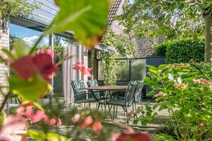 Outdoor dining - Home by the Creek ('Huis aan de Kreek') (Ouwerkerk)