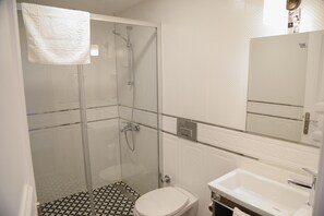 Deluxe-huone | Kylpyhuone | Suihku, ilmaiset hygieniatuotteet, hiustenkuivaaja, pyyhkeet