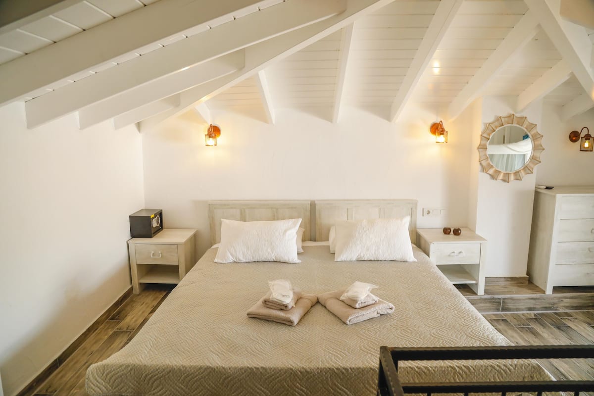 Deluxe Room | Premium bedding, free WiFi, bed sheets