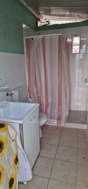 Douche, bidet, papier toilette