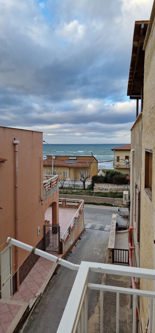 Una calle residencial con vista al mar.