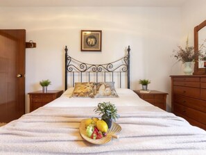 6 bedrooms, iron/ironing board, free internet