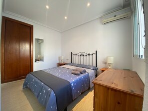 1 habitación, tabla de planchar con plancha, wifi gratis y ropa de cama 