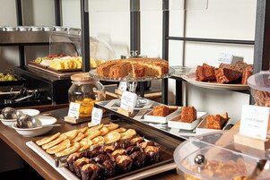 Colazione a buffet a pagamento, servita tutte le mattine 
