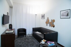 舒适公寓 | 起居区 | 40-英寸纯平电视 （配备数码频 道）、电视