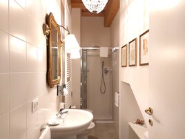 Asciugacapelli, accappatoio, pantofole, bidet
