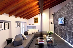 Luxury-Apartment, Annex | Wohnbereich | 40-Zoll-Flachbildfernseher mit Digitalempfang, Fernseher