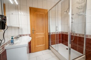 Lejlighed (Three Bedroom Apartment 3) | Badeværelse | Bruser, håndklæder
