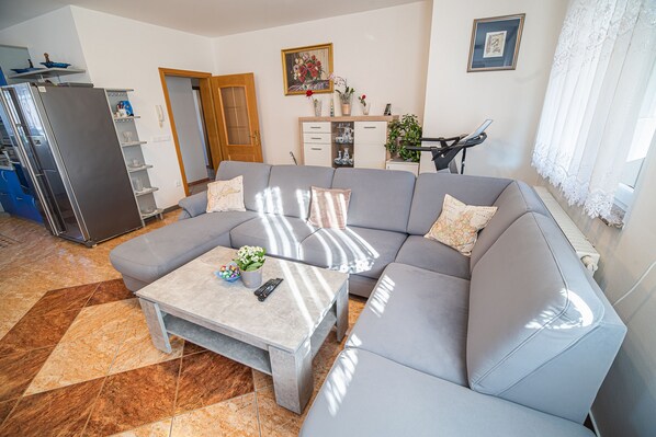 Departamento (Two Bedroom Apartment 2) | Sala de estar | Televisión de pantalla plana 