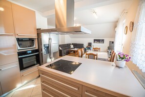 Apartment (Three Bedroom Apartment 3) | Private kitchen