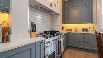 Casa de campo | Cocina privada | Refrigerador, lavavajillas, tetera eléctrica y tostadora