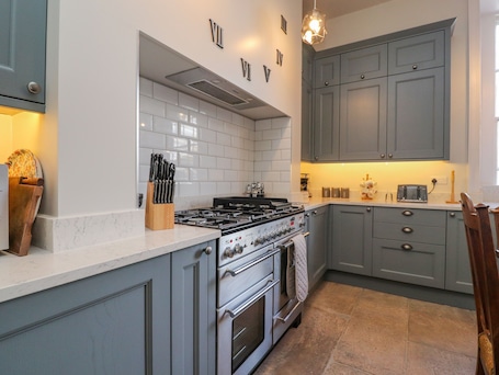 Refrigerador, lavavajillas, tetera/pava eléctrica, tostadora